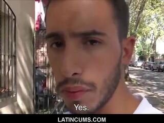 Heteroseksueel latino jonge homo vriendin geneukt voor contant